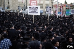 Miles de hombres judíos ultraortodoxos protestan en el barrio de Mea Shearim, en Jerusalén, contra la decisión del Tribunal Supremo de Israel de aprobar un decreto por el que podrían ser llamados a cumplir el servicio militar y también a combatir en guerras como la de Gaza.