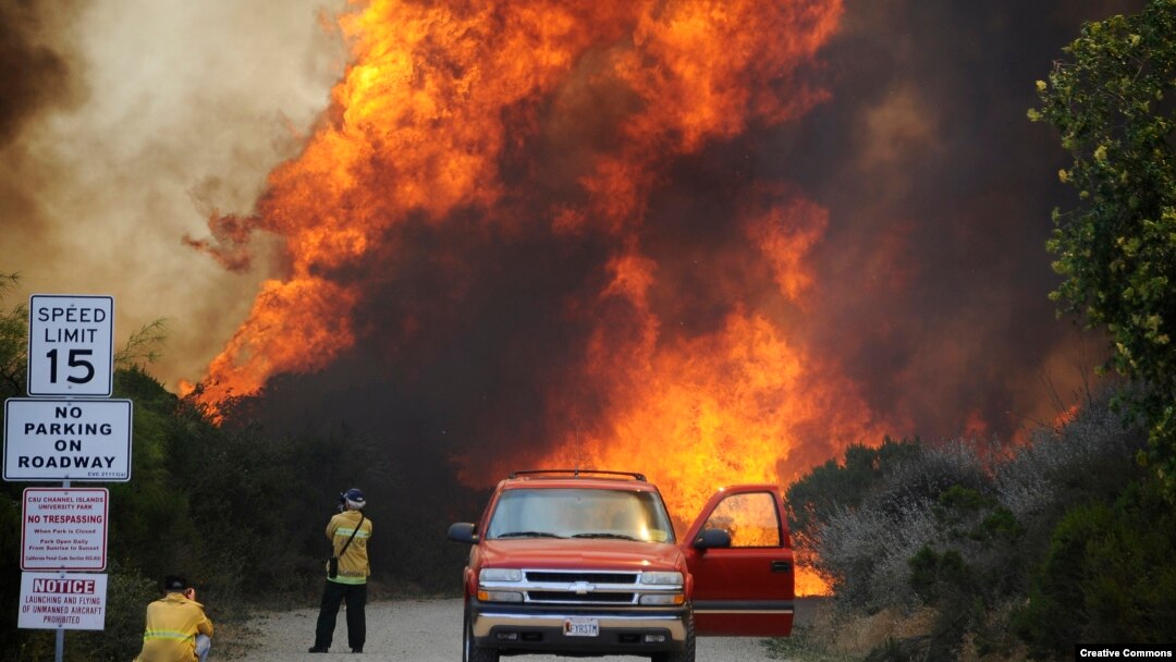Warga mengambil foto kobaran api di dekat Camarillo, sebelah baratlaut Los Angeles yang mengancam ribuan rumah (2/5). 