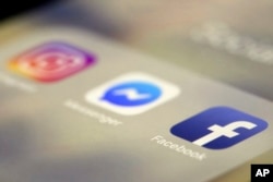 Aplikasi Facebook, Messenger dan Instagram terlihat di iPhone di New York. (Foto: AP)