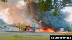 Sejumlah gedung pemerintahan di Kabupaten Yalimo, Papua, dibakar oleh massa hari Selasa 29/6 (courtesy: Polda Papua).