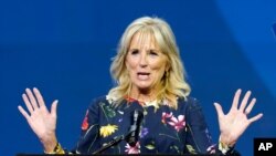 En esta foto del 8 de julio de 2021, la primera dama Jill Biden pronuncia comentarios antes del inicio de las finales del Concurso Nacional de Ortografía en Disney World, en Florida. Asistirá a la ceremonia de apertura de los Juegos Olímpicos en Tokio.