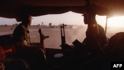 Des soldats maliens se dirigent à bord de camions vers un lieu de manoeuvres, le 27 février à Kidira, dans le cadre de l'exercice "Guidimakha 98" associant les armées française, britannique, américaine et sénégalaise. 