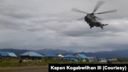 Helikopter milik TNI Angkatan Udara saat mengevakuasi tiga anggota TNI yang mengalami luka tembak saat diserang TPNPB-OPM, Kamis 26 November 2020. (Foto: Kapen Kogabwilhan III)