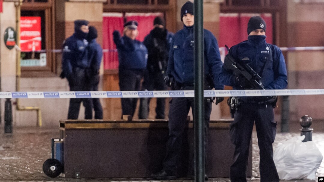 Polisi Belgia siaga di ibukota Brussels, sementara pencarian tersangka pelaku serangan di Paris terus berlangsung di Belgia (22/11).