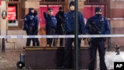 Polisi Belgia siaga di ibukota Brussels, sementara pencarian tersangka pelaku serangan di Paris terus berlangsung di Belgia (22/11).