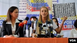 Lilian Tintori (derecha) habla con los periodistas junto a María Corina Machado sobre los planes de acción de la oposición. [Foto: Álvaro Algarra, VOA]