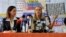 Lilian Tintori (derecha) habla con los periodistas junto a María Corina Machado sobre los planes de acción de la oposición. [Foto: Álvaro Algarra, VOA]