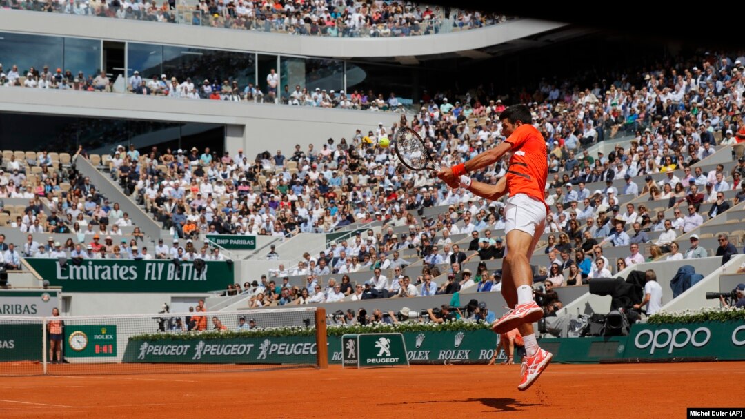 Novak Đoković u duelu sa Aleksandrom Zverevom u četvrtfinalu Rolan Garosa (Foto: AP/Michel Euler) 