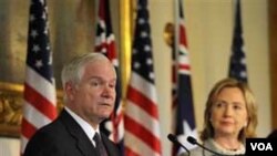 Hillary Clinton y Robert Gates escuchan a los periodistas durante un encuentro en la casa de gobierno de Melbourne, Australia.