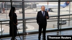 이스라엘의 베냐민 네타냐후 총리가 17일 텔아비브의 벤구리온 국제공항에서 자국 항공기가 사우디아라비아 상공을 지나 아랍에미리트(UAE)까지 직행 운항하길 바란다고 말했다. 