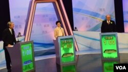 三名香港特首選舉候選人曾俊華(左起)、林鄭月娥及胡國興出席電視辯論。(美國之音湯惠芸攝）