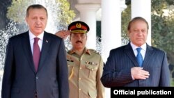 Presiden Turki Recep Tayyip Erdogan (kiri) diterima oleh PM Pakistan Nawaz Sharif sebelum pembicaraan di Islamabad, Kamis (17/11).