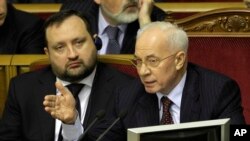 PM Ukraina Mykola Azarov (kanan) dan wakilnya Serhiy Arbuzov menghadiri sidang parlemen di Kiev, Ukraina, 22/11/2013. Para lawan politik mengecam PM Ukraina karena menangguhkan perjanjian dengan Uni Eropa, dan sebaiknya berpaling ke Rusia.
