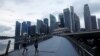 Para pelari berolahraga di dekat Merlion Park di Singapura saat negara kota membuka kembali perekonomian di tengah wabah COVID-19, 19 Juni 2020. (Foto: REUTERS/Edgar Su)