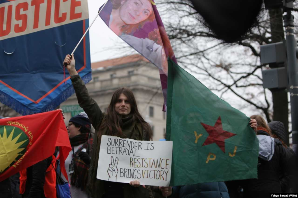 لە میانەی خۆپیشاندانی ژنان لە واشنتن گروپێک ئاڵای یەپەگەیان بەرزکردۆتەوە وەکو هێمایەک بۆ ناڕەزایی دەربڕین بەرامبەر بڕیاری کشانەوەی ئەمەریکا لە سوریا