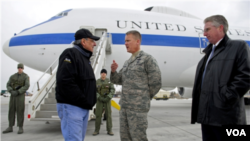 Menhan AS Leon Panetta (kiri) saat tiba di pangkalan udara Manas di Kyrgyzstan, Selasa (13/3).