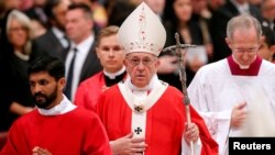 Le pape François part à la fin de la messe de la Pentecôte à la basilique Saint-Pierre, au Vatican, le 20 mai 2018.