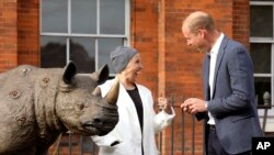 Pangeran William dari Inggris berbicara dengan artis Nancy Fouts saat ia menghadiri acara seni Tusk Rhino Trail, sebuah instalasi seni di London yang berusaha menarik perhatian krisis perburuan liar secara global, di Kensington Palace Gardens, London, Senin 10 September 2018 (fot