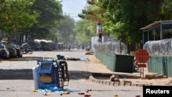 Une charrette abandonnée est photographiée près du quartier général de l'armée du Burkina Faso à la suite d'une attaque dans la capitale Ougadougou, au Burkina Faso, le 2 mars 2018