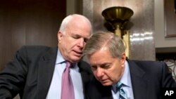 Anggota Komisi Angkatan Bersenjata Senat Amerika, Senator John McCain (kiri) dan Senator Lindsey Graham diutus Presiden Obama untuk melawat ke Mesir (Foto: dok).