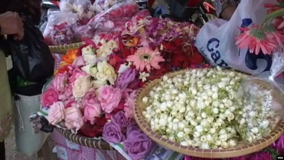 Tradisi Nyekar atau ziarah ke makam keluarga sebelum bulan Ramadhan, membawa keuntungan tersendiri bagi penjual bunga musiman.