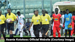 Les joueurs du SC Asante Kotoko font leur entrée sur le terrain avec les arbitres et l’équipe adverse avant le match, 5 juillet 2017.