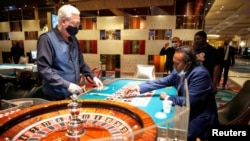 Un hombre apuesta a la ruleta durante la reapertura del hotel-casino Bellagio, cerrado desde el 16 de marzo de 2020, como parte de los esfuerzos por frenar la propagación del coronavirus en Las Vegas, Nevada. 4 de junio de 2020. 