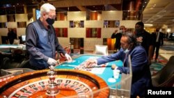 Un hombre apuesta a la ruleta durante la reapertura del hotel-casino Bellagio, cerrado desde el 16 de marzo de 2020, como parte de los esfuerzos por frenar la propagación del coronavirus en Las Vegas, Nevada. 4 de junio de 2020. 