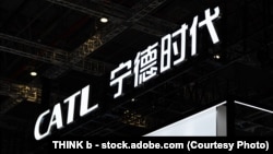 资料照片：中国上海国际汽车工业展览会上展示的宁德时代标志。(2023年4月27日)