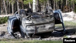 Mobil Audi Q7 putih terbalik di trek di samping hutan, penulis nasionalis Rusia Zakhar Prilepin diduga terluka dalam serangan bom di sebuah desa di wilayah Nizhny Novgorod, Rusia, 6 Mei 2023. (Foto: REUTERS/ Anastasia Makarycheva)