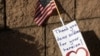 "Dragi vojniče, hvala za herojstvo", piše u poruci na zidu vojne baze Pendlton u Kaliforniji