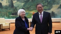 재닛 옐런 미국 재무장관이 7일 중국 베이징에서 리창 국무원 총리를 만나 악수하고 있다.