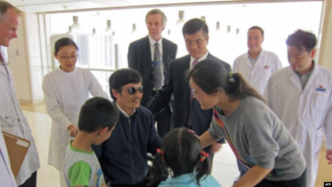 Aktivis Tiongkok, Chen Guangcheng (kacamata hitam) bersama isterinya Yuan Weijing dan dua anaknya, didampingi Dubes AS Gary Locke di rumah sakit Beijing (foto: dok). Chen dan keluarganya akhirnya berangkat menuju AS.