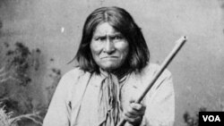 Pahlawan suku Indian-Apache, Geronimo berpose dengan membawa senjata. Geronimo adalah kepala suku Fort Sill Apache abad ke-19.