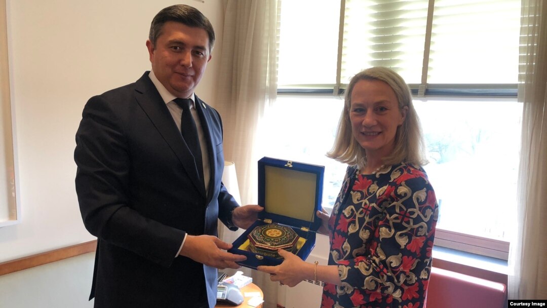 O'zbekiston Bandlik va mehnat munosabatlari vaziri Nozim Husanov Vashingtonda AQShning Janubiy va Markaziy Osiyo bo'yicha bosh diplomati Elis Uells bilan Davlat departamentida, Vashington, 30-yanvar, 2020