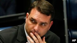 El periódico O Globo informó que Flavio Bolsonaro es investigado por presunto lavado de dinero a través de la compra de dos apartamentos en el vecindario de Copacabana a un precio menor al del mercado y su posterior reventa por una ganancia significativa.