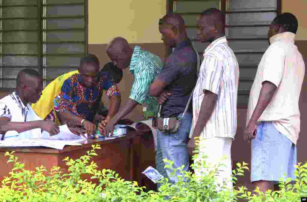 Des électeurs font la queue pour voter dans un bureau de Seme Podji, au Bénin, le 6 mars 2016.&nbsp;(AP Photo/Virgile Ahissou)