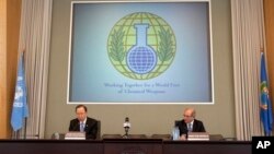 旺角爆發支持和反佔中人士的大規模對峙(美國之音海彥拍攝)