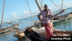 Un homme à bord d'un bateau près de l''île de Lamu, Kenya, 26 novembre 2014. (Hilary Heuler / VOA News)