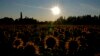 El sol sale detrás de un campo de girasoles cerca de Wernigerode, Alemania, el jueves 18 de julio de 2024. 