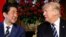 El presidente Donald Trump (derecha) y el primer ministro japonés Shinzo Abe, conversan durante una reunión en Mar-a-Lago, la mansión del mandatario estadounidense en Palm Beach, Florida. Abril 17 de 2018.