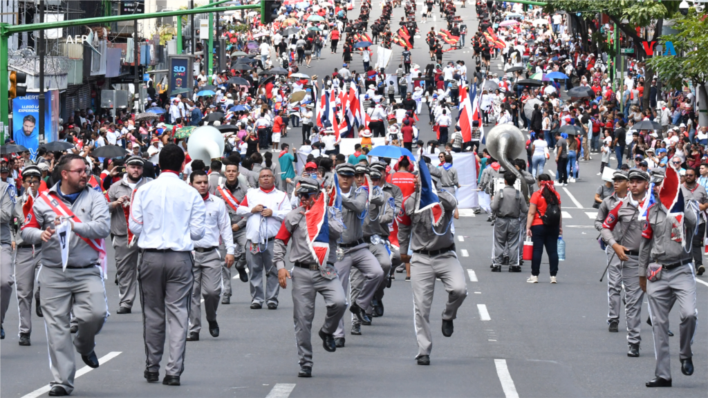 Estudiantes participan en el desfile militar como parte de la celebración de la independencia de Costa Rica, en San José.