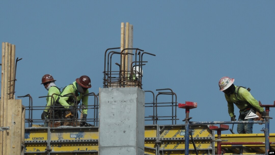 Los trabajadores de la construcción se ven en un sitio de trabajo el 4 de septiembre de 2020 en Miami, Florida.
