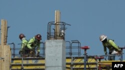 Los trabajadores de la construcción se ven en un sitio de trabajo el 4 de septiembre de 2020 en Miami, Florida.