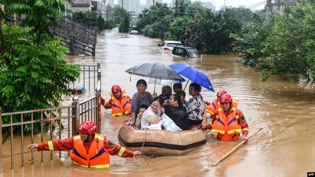 Tim penyelamat mengevakuasi warga yang terkena dampak banjir setelah hujan lebat di Jiujiang di provinsi Jiangxi di China, 8 Juli 2020. (Foto oleh STR / AFP) / China OUT