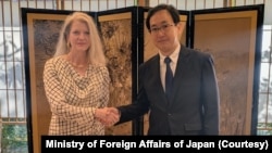 美国国务院负责政治事务副国务卿艾莉森·胡克(Allison Hooker)和日本外务省外务审议官鲶博行(Namazu Hiroyuki)在东京会面。(2026年10月12日)