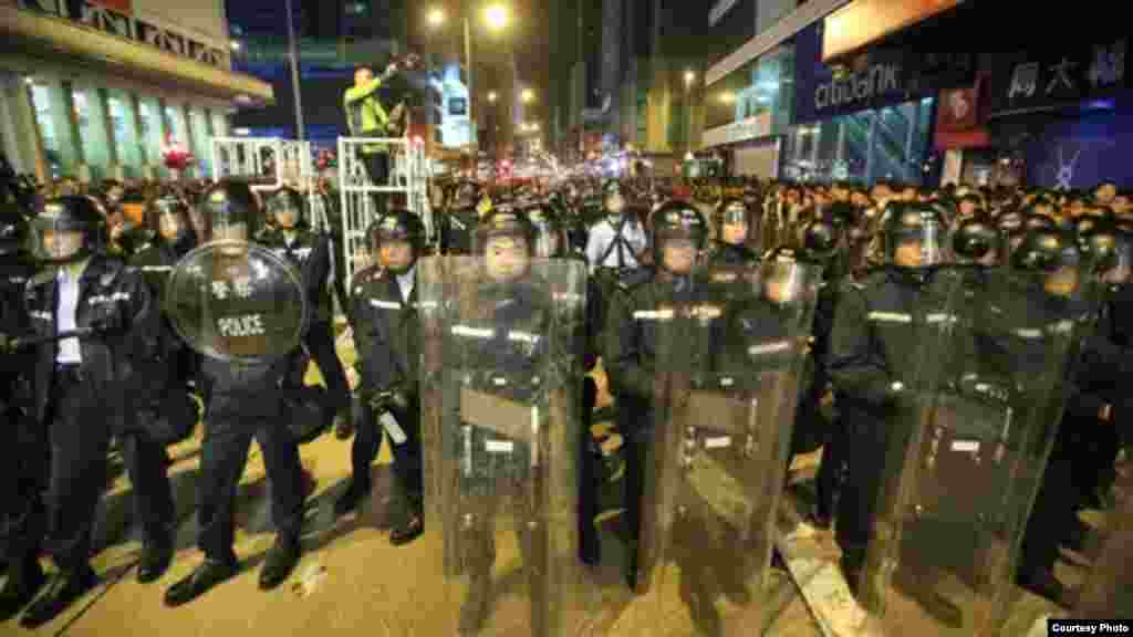 旺角街头夜市大年初一晚爆发激烈警民冲突 (苹果日报) 