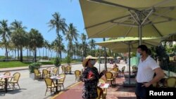 Un mesero del restaurante Il Giardino habla con la dueña del negocio situado en Ocean Drive, una de las zonas más turísticas de Miami Beach, que ha vuelto a abrir tras el brote de coronavirus. 