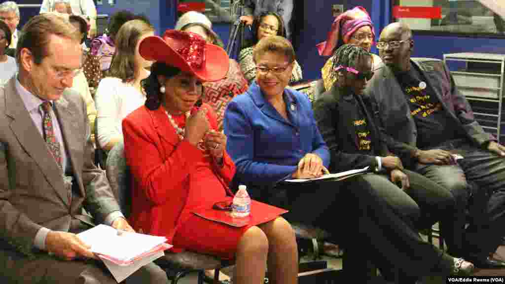 Shugaban VOA David Ensor, Rep. Federica Wilson, Rep Karen Bass, da daliban Chibok &#39;Patience&quot;.