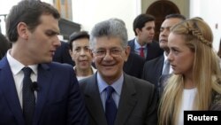 Albert Rivera (izquierda), junto al presidente de la AN, Henry Ramos Allup y Lilian Tintori, esposa del preso político, Leopoldo López.